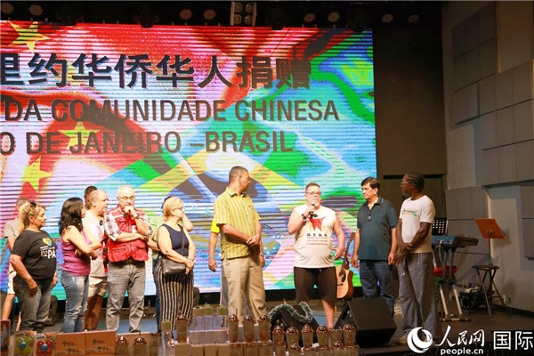 兒童殘障教育中心負(fù)責(zé)人胡里奧向捐贈(zèng)方表示感謝。人民網(wǎng)記者 陳海琪攝