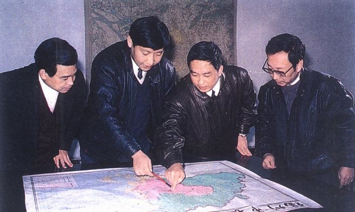 1991年12月，習(xí)近平與同事討論福州市戰(zhàn)略規(guī)劃設(shè)想。