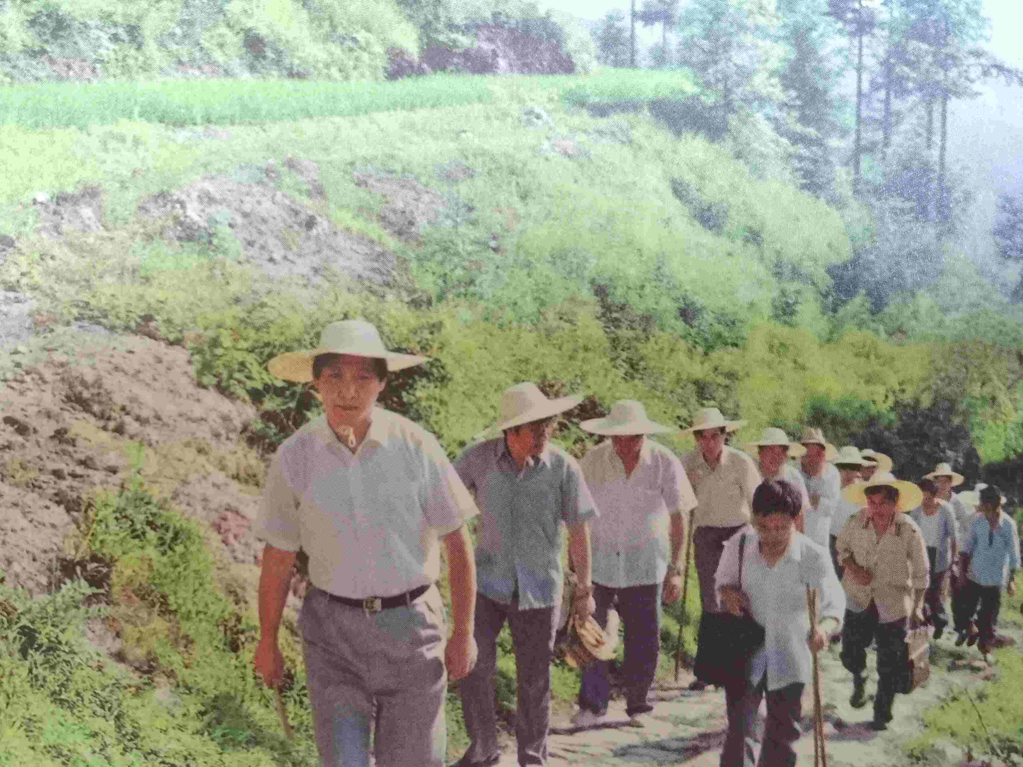 1989年7月，習(xí)近平冒著酷暑，帶頭步行到下黨鄉(xiāng)調(diào)研。