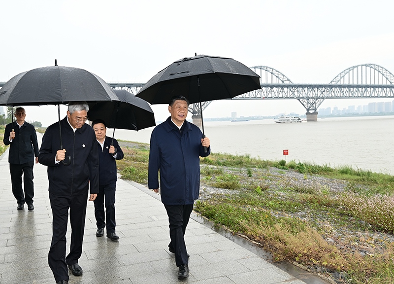 2023年10月10日，習(xí)近平總書(shū)記在江西長(zhǎng)江國(guó)家文化公園九江城區(qū)段冒雨考察。