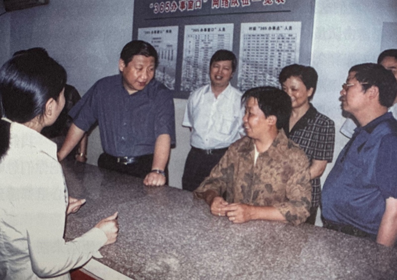 2003年6月，習(xí)近平在浙江金華市磐安縣新渥鎮(zhèn)“365辦事窗口”調(diào)研。