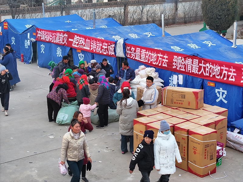 草灘村安置點外。賀勇攝。