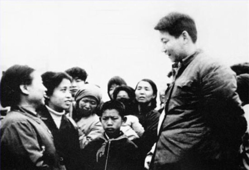 1983年，時任中共正定縣委書記的習(xí)近平同趙村群眾交談。