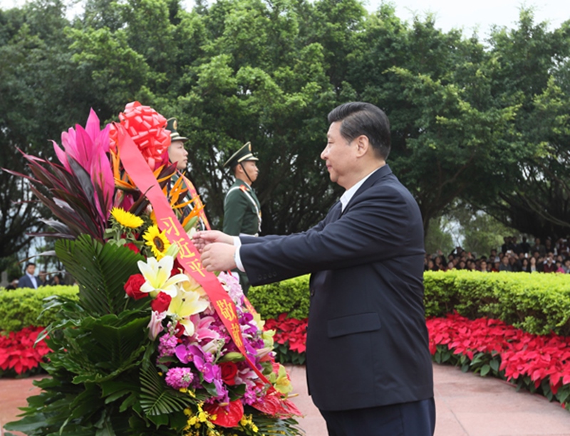 2012年12月8日，習(xí)近平在深圳蓮花山公園向鄧小平銅像敬獻(xiàn)花籃。