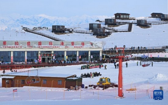 隨著新雪季的到來(lái)，那拉提國(guó)際滑雪場(chǎng)迎來(lái)眾多游客（(12月21日攝）。