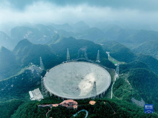 這是2023年7月26日拍攝的“中國(guó)天眼”全景（無(wú)人機(jī)照片，維護(hù)保養(yǎng)期間拍攝）。 新華社記者 歐東衢 攝