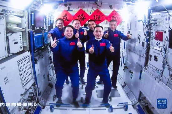 這是2023年10月26日在北京航天飛行控制中心拍攝的神舟十六號(hào)航天員乘組與神舟十七號(hào)航天員乘組“全家福”。 新華社發(fā)（韓啟揚(yáng) 攝）