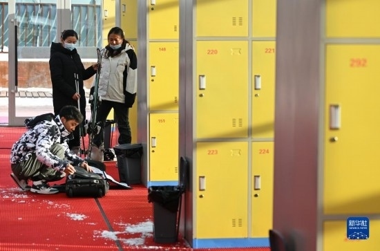 12月21日，游客在滑雪服務(wù)大廳整理滑雪裝備。