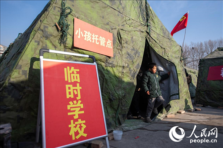 12月22日，在積石山縣大河家鎮(zhèn)大河村安置點，陸軍76集團軍某旅搭建的“臨時學?！背蔀樾∨笥训摹凹佑驼尽?。人民網(wǎng)記者 翁奇羽攝