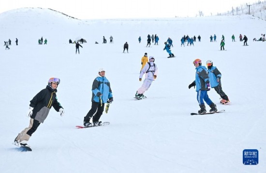 12月21日，游客在那拉提國(guó)際滑雪場(chǎng)滑雪。
