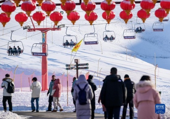 12月21日，那拉提國(guó)際滑雪場(chǎng)迎來(lái)眾多游客。