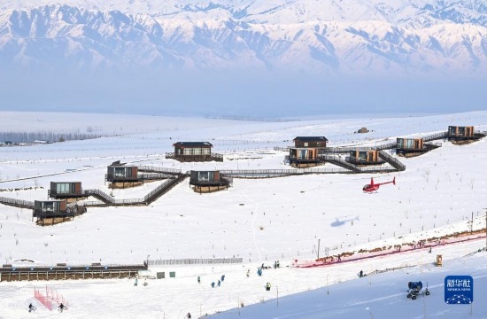 那拉提國(guó)際滑雪場(chǎng)旁新近落成的雪景星空民宿（12月21日攝）。