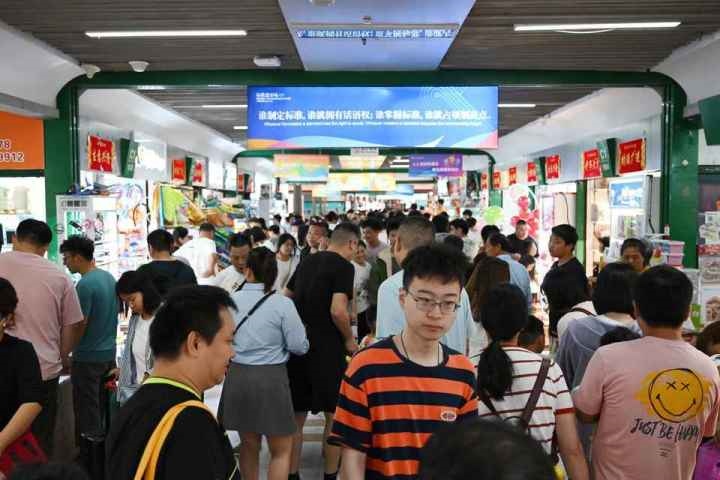 國慶長假期間，“世界超市”摩肩接踵。共享聯(lián)盟·義烏 吳峰宇 攝