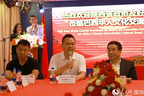 中國駐里約熱內(nèi)盧代總領事王尉育（中）在座談會中致辭。人民網(wǎng)記者 陳海琪攝