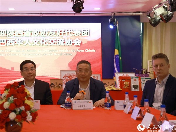 巴西華人文化交流協(xié)會主席上官建峰（中）在座談會上發(fā)言。人民網(wǎng)記者 陳海琪攝
