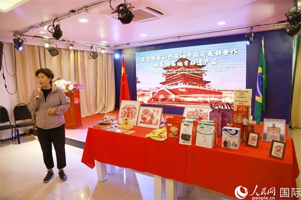 代表團成員、咸陽市政協(xié)主席李曉靜向與會嘉賓介紹了陜西的特色產(chǎn)品。人民網(wǎng)記者 陳海琪攝