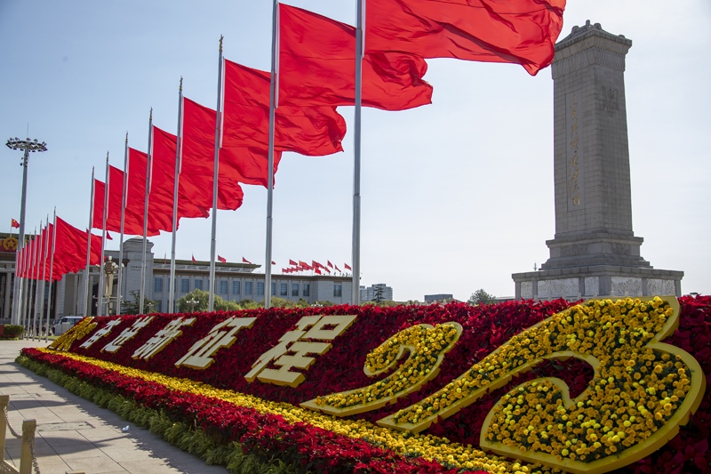 2022年10月16日，北京，中國(guó)共產(chǎn)黨第二十次全國(guó)代表大會(huì)開(kāi)幕，人民大會(huì)堂外紅旗飄揚(yáng)。