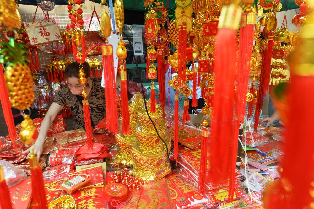 一名商販在泰國曼谷唐人街的攤位上擺放春節(jié)飾品。新華社發(fā)（拉亨攝）