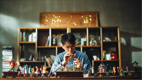 郎佳子彧通過短視頻直播，讓更多人關(guān)注并喜歡捏面人。受訪者供圖