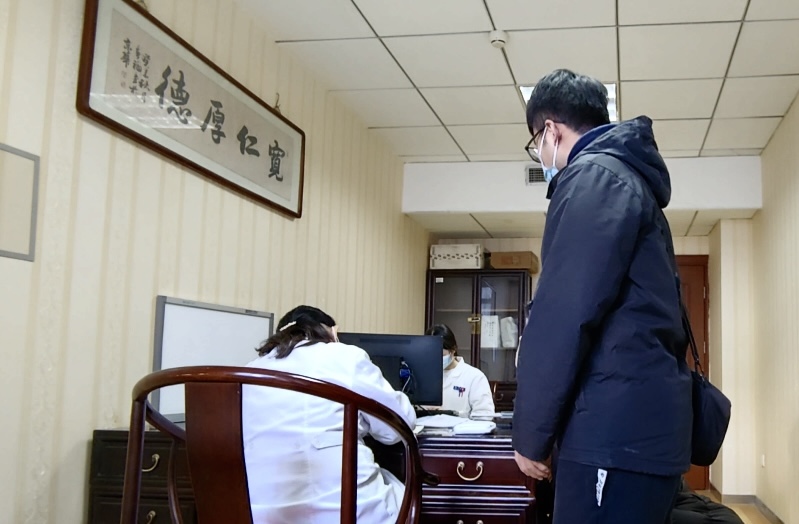 陪診師大飛陪同來京就診的患者在醫(yī)院問診。人民網(wǎng)記者 任妍攝