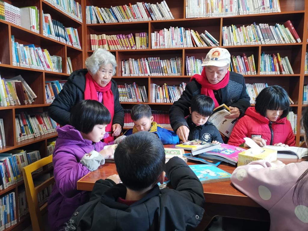 夏昭炎夫婦在譚家垅村的小書屋輔導(dǎo)小學(xué)生。（劉峰 攝）