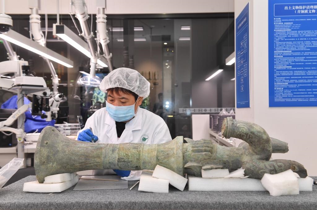 在三星堆博物館文物保護(hù)與修復(fù)館內(nèi)，工作人員在對(duì)文物進(jìn)行清理。新華社記者劉坤 攝
