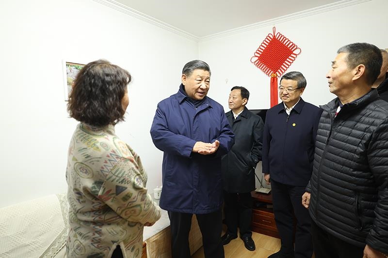 2023年11月10日，習(xí)近平總書記在河北保定涿州市永濟秀園小區(qū)居民董彩英家看望慰問。