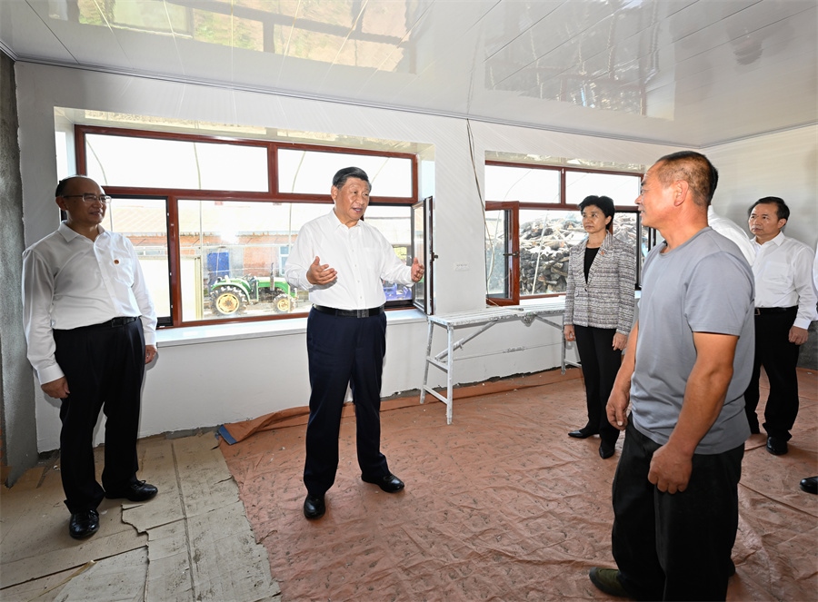 2023年9月7日，在遭受洪澇災(zāi)害的黑龍江尚志市老街基鄉(xiāng)龍王廟村，習(xí)近平總書記走進村民楊春貴家中，察看受損房屋修繕情況。