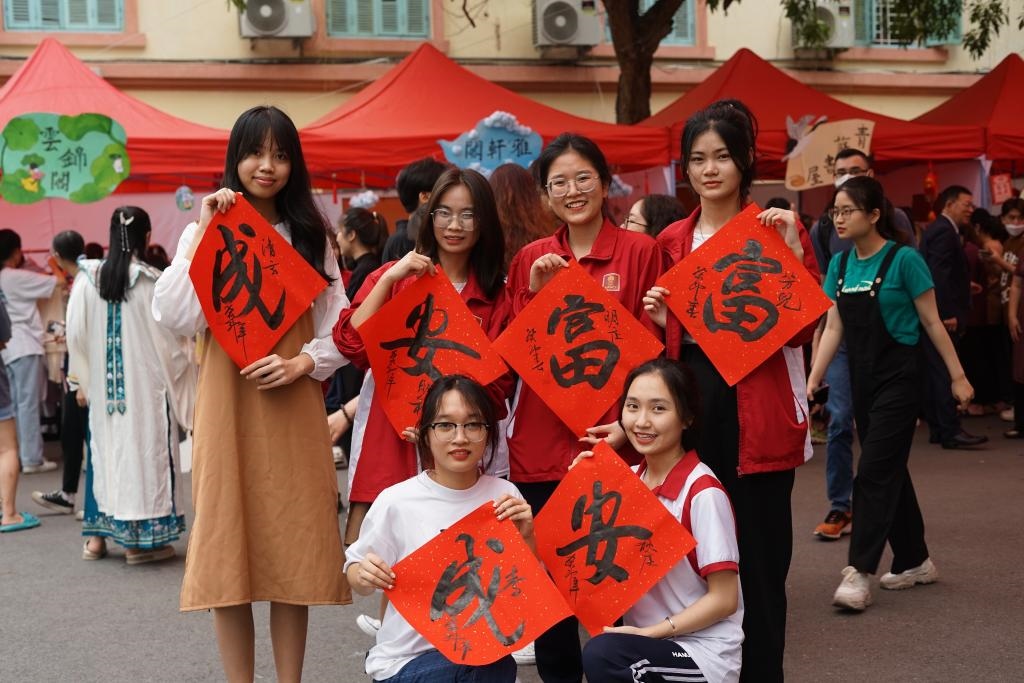 2023年4月21日，在越南河內(nèi)大學(xué)孔子學(xué)院，越南大學(xué)生展示漢字書法作品。新華社記者胡佳麗攝