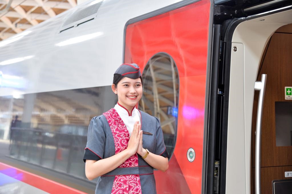 12月12日，乘務(wù)人員在印度尼西亞雅加達(dá)的哈利姆車站站臺(tái)歡迎乘坐雅萬高鐵的乘客。新華社記者徐欽攝