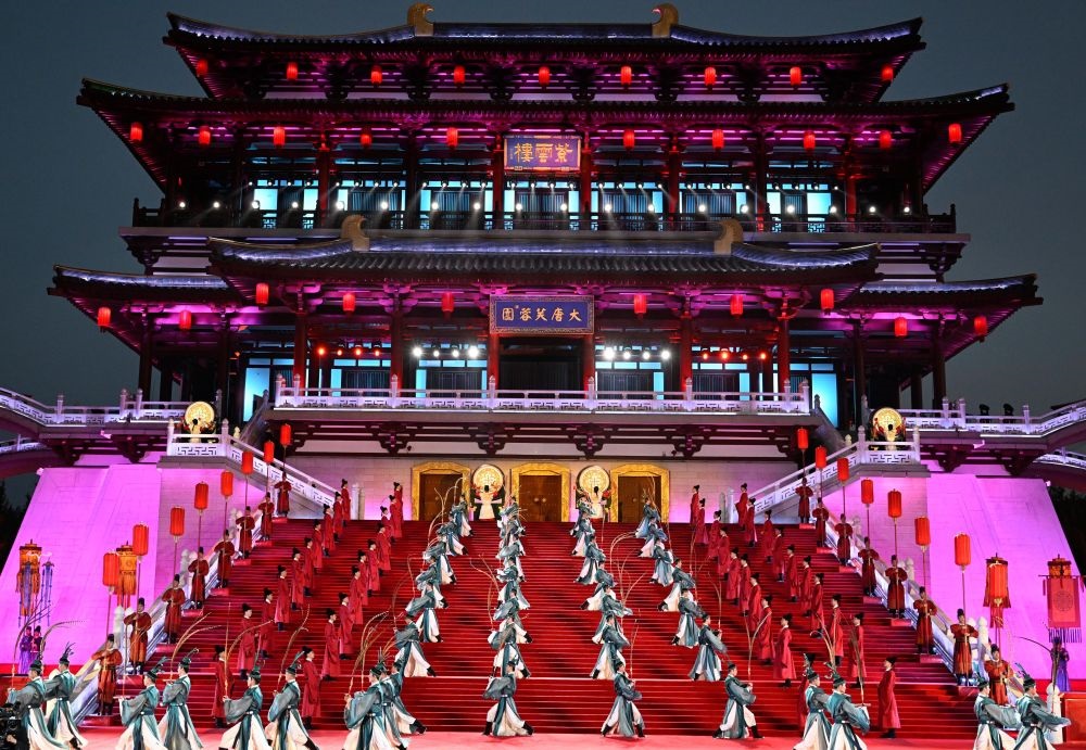 這是2023年5月18日在陜西省西安市大唐芙蓉園拍攝的中國—中亞峰會歡迎儀式。新華社記者 申宏 攝