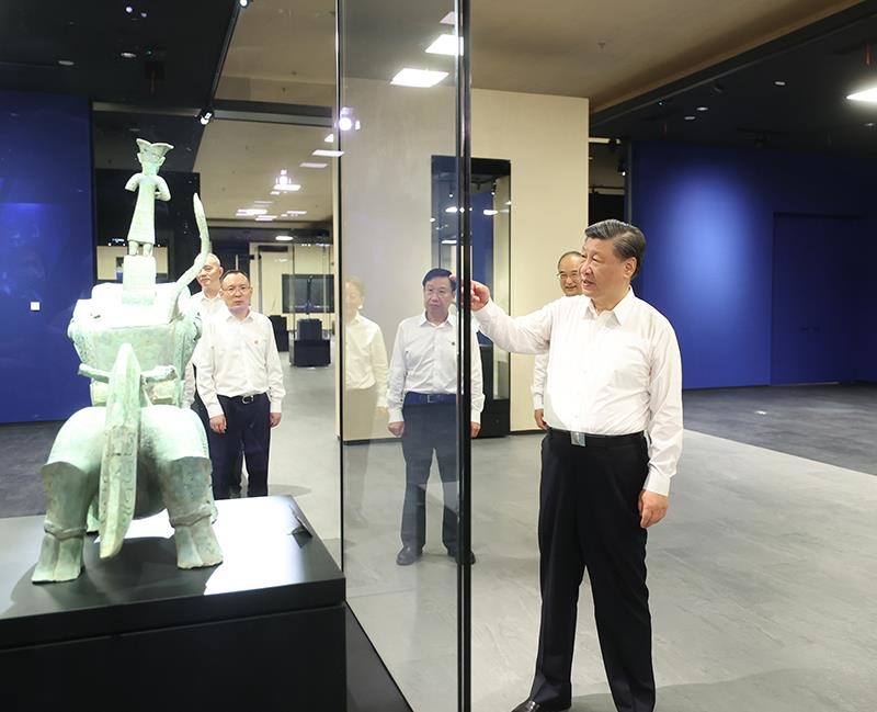 △2023年7月26日，習近平總書記在位于四川德陽市廣漢市的三星堆博物館新館參觀。