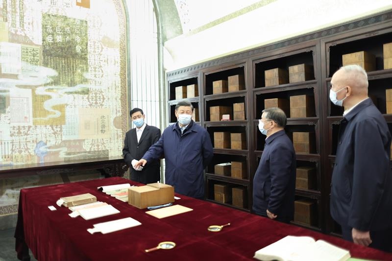 △2023年6月1日，習近平總書記在中國國家版本館考察時，在蘭臺洞庫了解館藏精品版本保存情況。