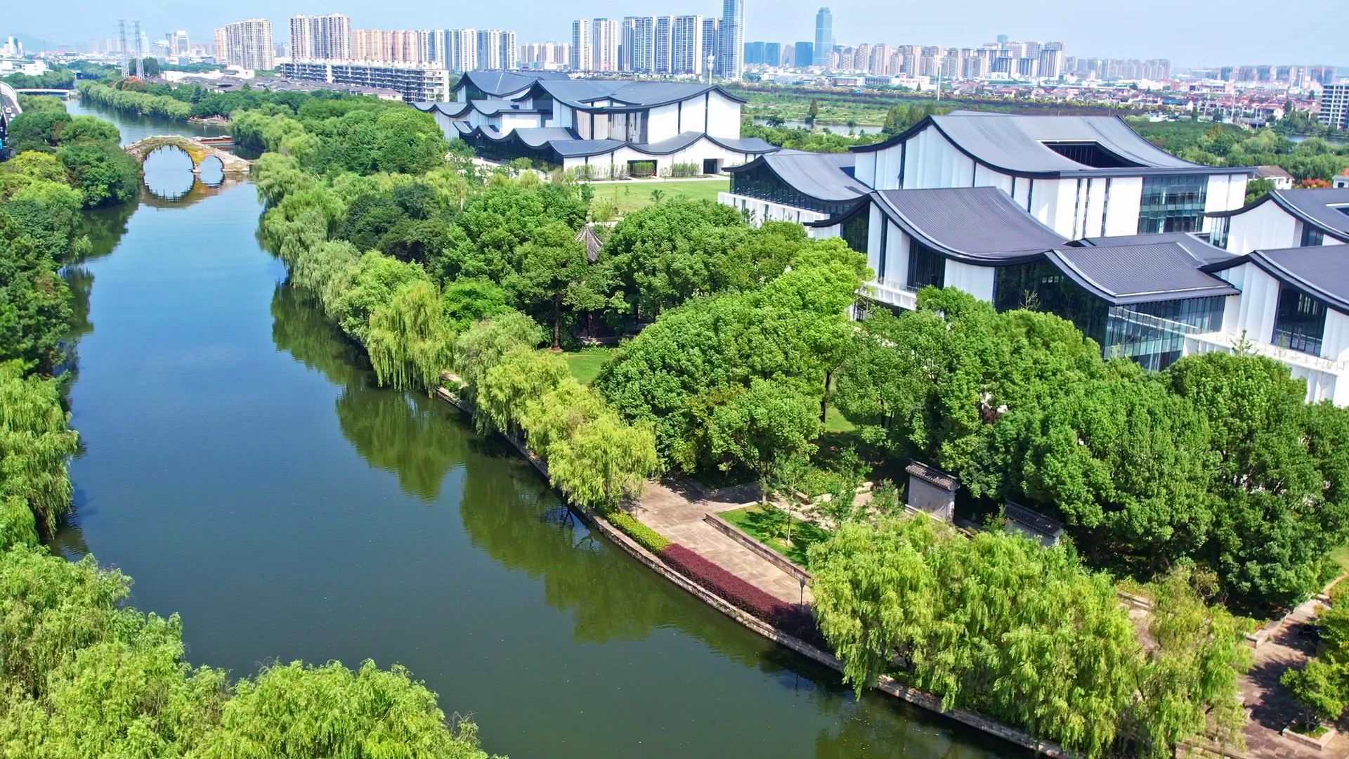 △浙東運河。今年9月20日，習近平總書記來到浙東運河文化園考察，強調(diào)“大運河文化是中國優(yōu)秀傳統(tǒng)文化的重要組成部分，要在保護、傳承、利用上下功夫，讓古老大運河煥發(fā)時代新風貌”。