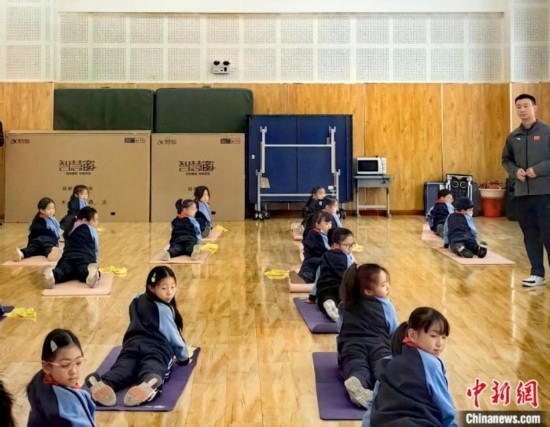 逸陽文思學校學生正在進行運動恢復矯正訓練。<a target='_blank' href='/' ><p align=