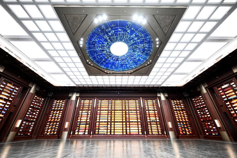 △中國國家版本館中央總館“文瀚閣”內(nèi)景。星空穹頂上是一幅宋代石刻天文圖，傳遞著“文瀚閣”的寓意：中華文明如星空般浩瀚璀璨。