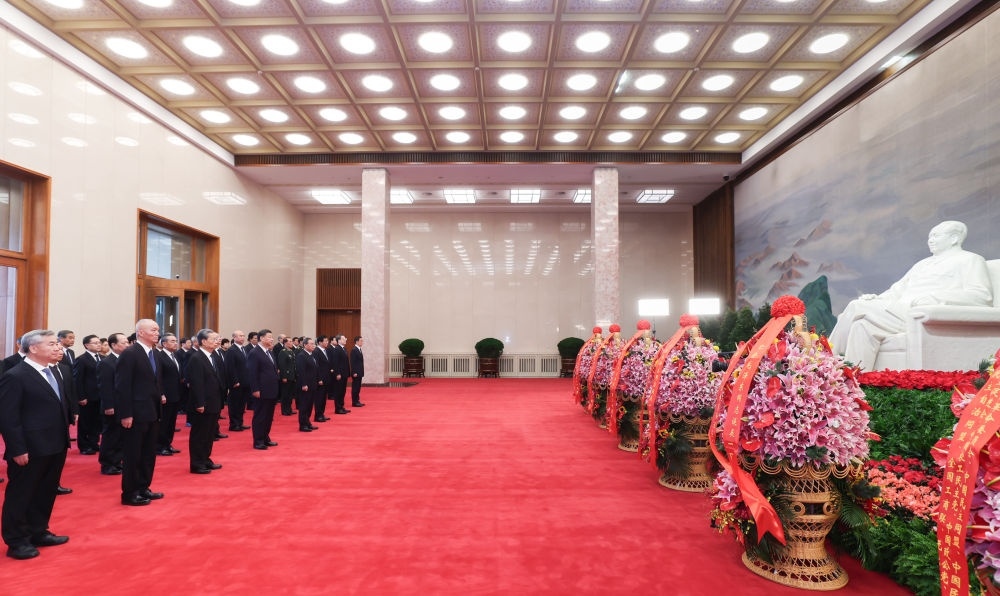 12月26日，中共中央在北京人民大會堂舉行紀念毛澤東同志誕辰130周年座談會。座談會前，習近平、李強、趙樂際、王滬寧、蔡奇、丁薛祥、李希、韓正等領導同志來到毛主席紀念堂瞻仰毛澤東同志遺容。