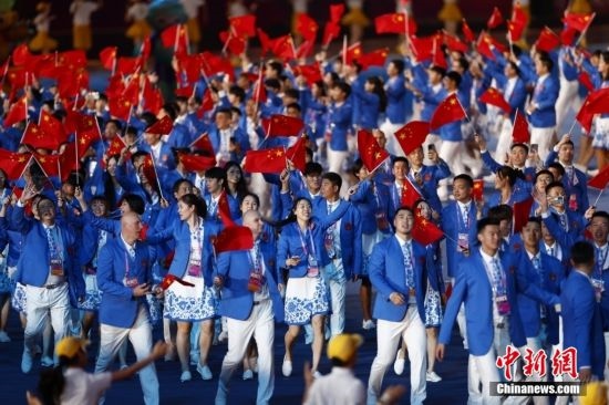 資料圖：9月23日，杭州第19屆亞運(yùn)會(huì)開(kāi)幕式舉行。中國(guó)代表團(tuán)身著星辰藍(lán)禮服驚艷亮相。<a target='_blank' href='/'><p align=