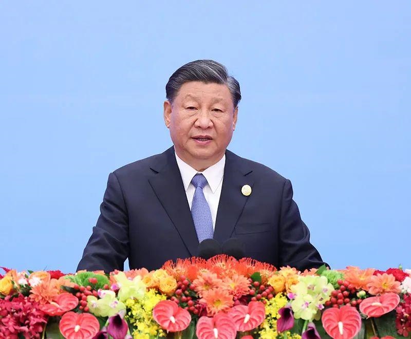 10月18日上午，習(xí)近平主席在北京人民大會堂出席第三屆“一帶一路”國際合作高峰論壇開幕式并發(fā)表題為《建設(shè)開放包容、互聯(lián)互通、共同發(fā)展的世界》的主旨演講。