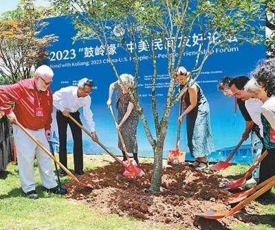 6月，2023“鼓嶺緣”中美民間友好論壇在福建省福州市舉辦。圖為出席“鼓嶺之友”座談會的中美各界人士在鼓嶺共同植樹留念。