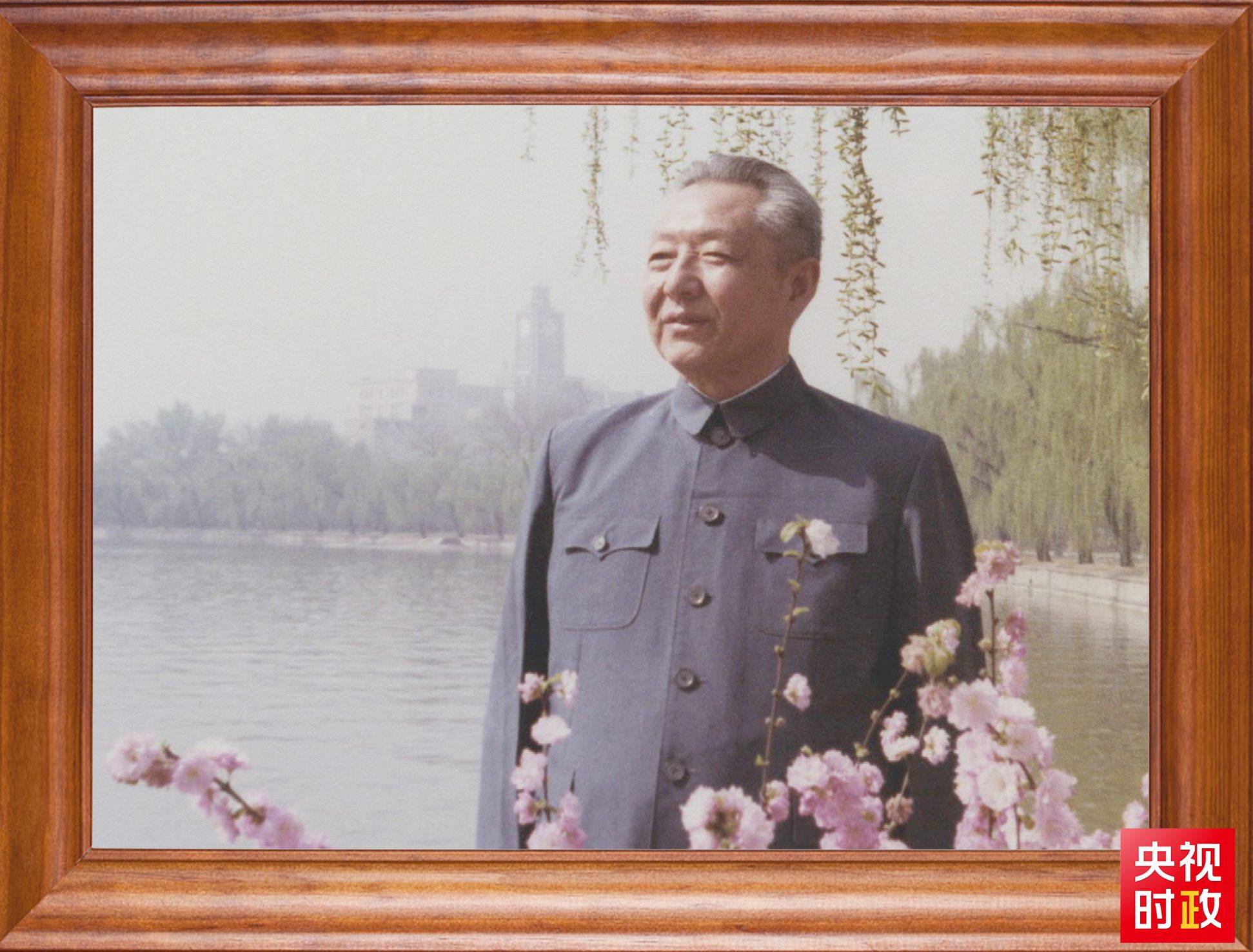 △這是習(xí)近平父親習(xí)仲勛同志的照片。2023年10月15日，是習(xí)仲勛同志誕辰110周年紀(jì)念日。這張照片第一次出現(xiàn)在他的書架上。
