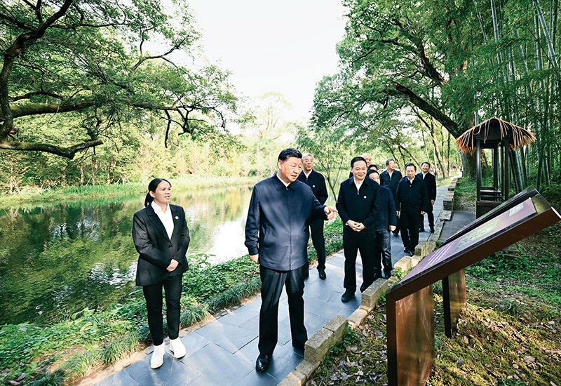 2023年10月10日至13日，中共中央總書記、國家主席、中央軍委主席習(xí)近平在江西考察。這是11日下午，習(xí)近平在上饒市婺源縣秋口鎮(zhèn)王村石門自然村考察時，了解饒河源國家濕地公園和極度瀕危鳥類藍(lán)冠噪鹛保護(hù)等情況。 新華社記者 謝環(huán)馳/攝