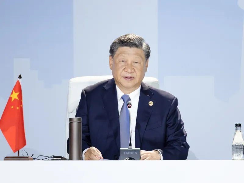 當(dāng)?shù)貢r間8月24日，習(xí)近平主席在南非約翰內(nèi)斯堡出席金磚國家領(lǐng)導(dǎo)人第十五次會晤特別記者會。