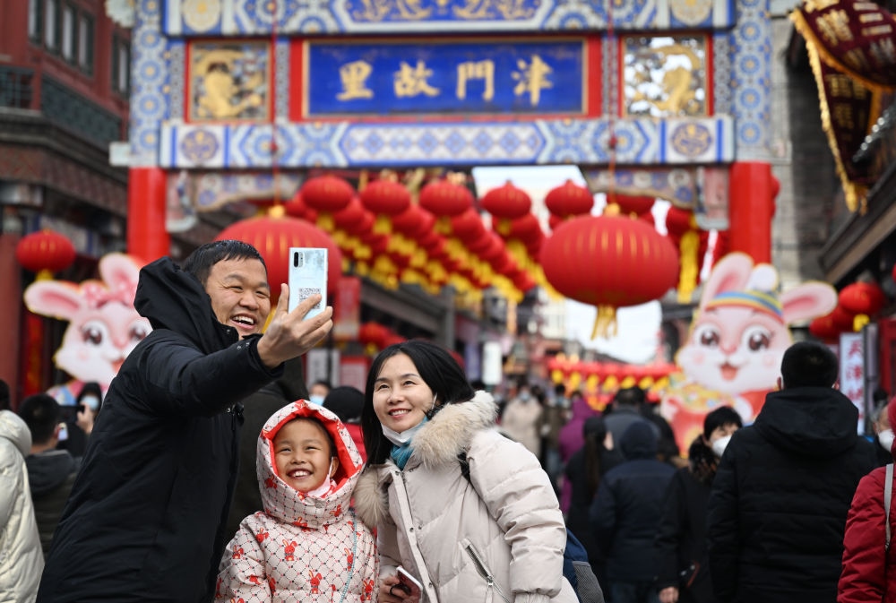 2023年1月26日，農(nóng)歷大年初五，游客在天津古文化街留影。新華社記者 趙子碩 攝