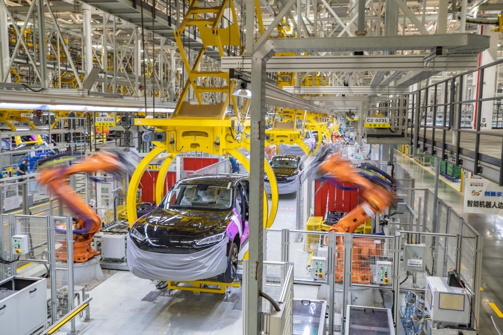這是2023年8月29日拍攝的賽力斯汽車有限公司兩江智慧工廠作業(yè)現(xiàn)場。新華社記者 黃偉 攝