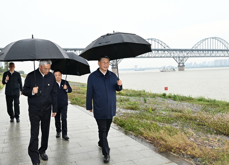 2023年10月10日，習(xí)近平在長江國家文化公園九江城區(qū)段考察時(shí)，冒雨沿江堤步行察看沿岸風(fēng)貌。