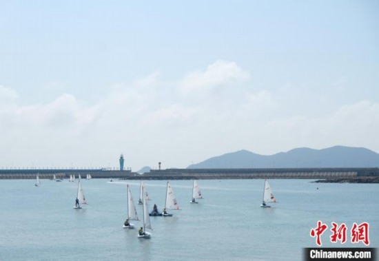 浙江象山，杭州亞運會帆船項目運動員揚帆起航。林波 攝