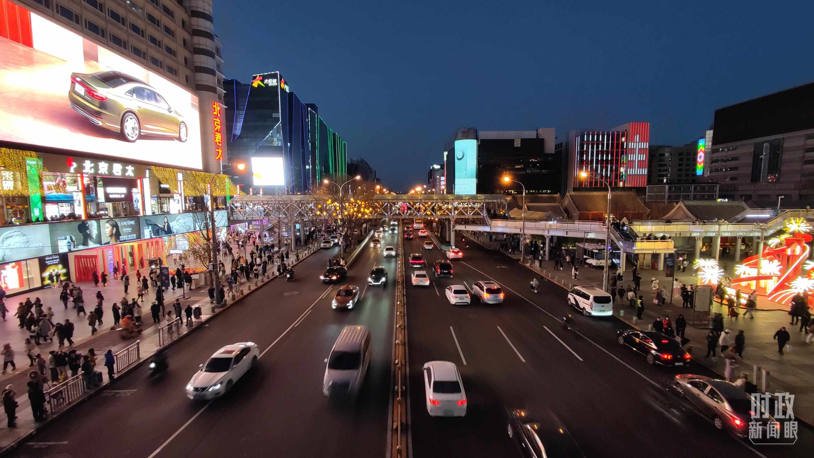 △2023年12月31日，北京西單商業(yè)街區(qū)。（總臺央視記者薛冠南拍攝）