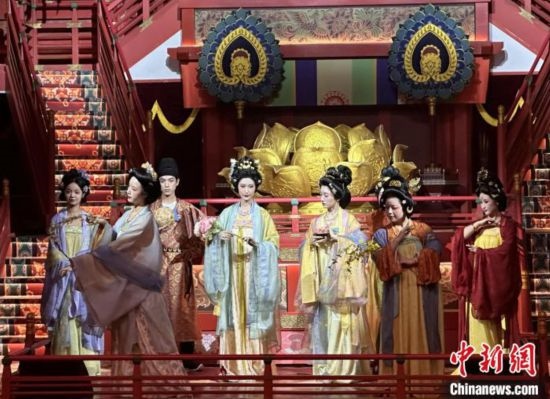 2023年12月31日晚間，在長安十二時辰主題街區(qū)進行的漢服表演。 中新社記者 張一辰 攝