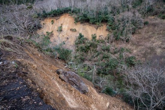  1月2日，在日本石川縣羽咋郡，地震引起山體滑坡。新華社記者張笑宇攝